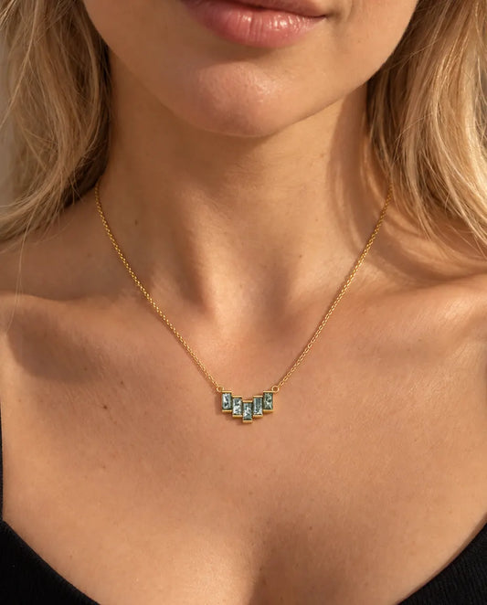 Collier Agate Mousse en Argent 925 Plaqué Or - porté par un mannequin, gros plan à la clavicule