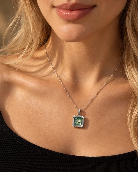 Collier Agate Mousse Carrée en Argent 925 - porté par un mannequin, gros plan à la clavicule