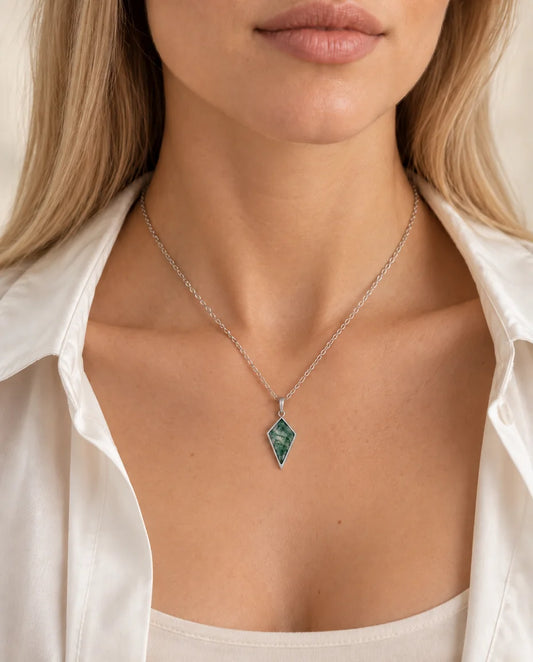 Collier Agate Mousse - porté par un mannequin