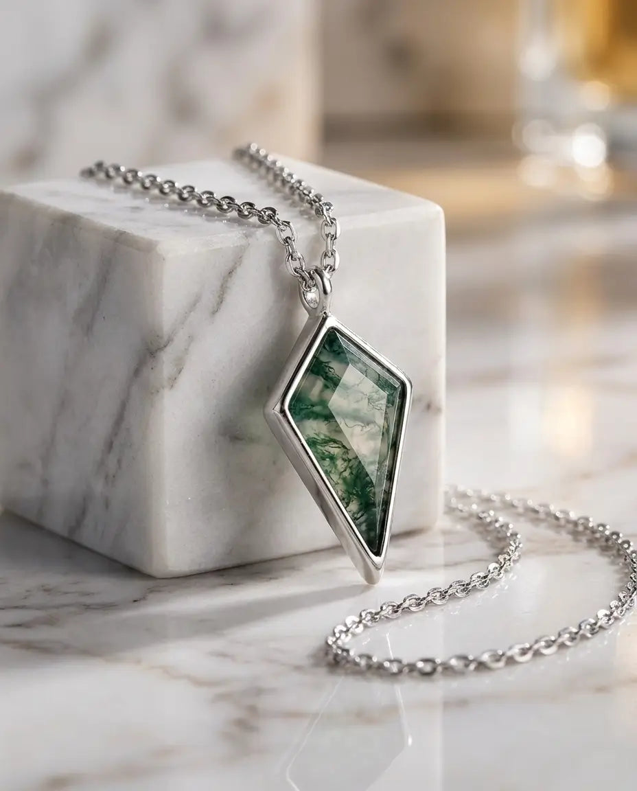 Collier Agate Mousse – Pendentif Cerf-Volant Géométrique, Pierre Verte Naturelle en Argent 925, Cadeau Nature pour Elle