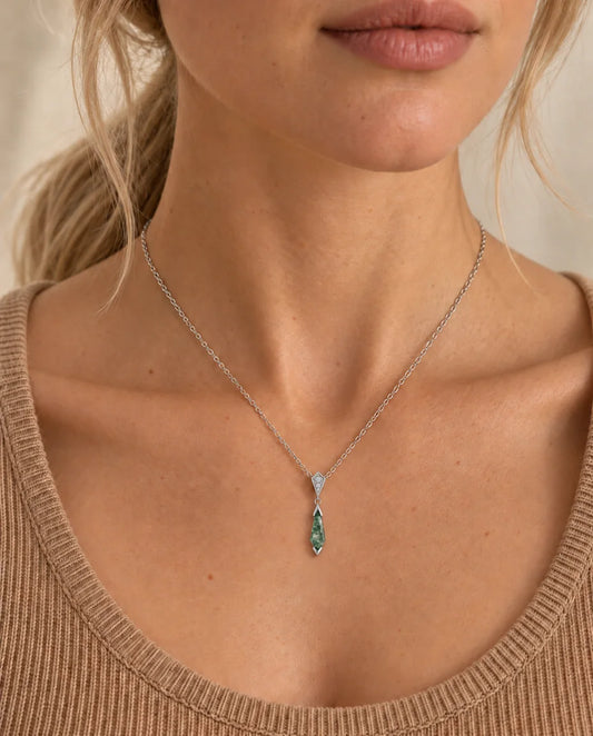 Collier Agate Mousse - porté par un mannequin