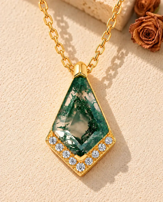 Collier Agate Mousse en Argent 925 Plaqué Or - posé sur une surface claire texturée près d’un bloc de travertin