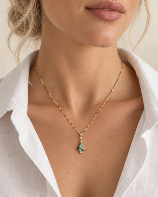 Collier Agate Mousse - porté par un mannequin