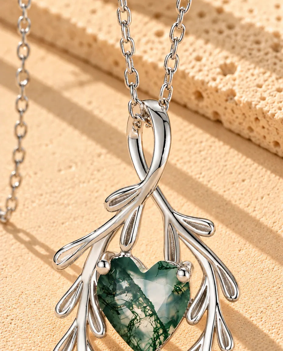Collier Agate Mousse Cœur et Branches en Argent 925 - gros plan sur l’agate mousse et son serti