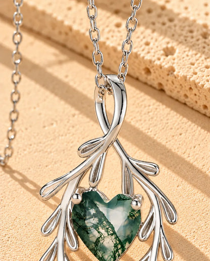 Collier Agate Mousse Cœur et Branches en Argent 925 - gros plan sur l’agate mousse et son serti