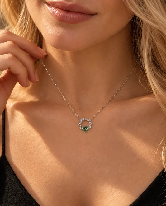 Collier Cœur Agate Mousse en Argent 925 - porté par un mannequin, main posée sur le cou