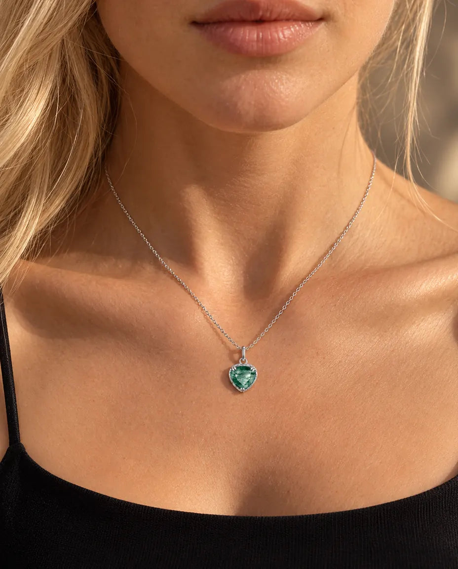 Collier Pendentif Cœur Agate Mousse en Argent 925 - porté par un mannequin, gros plan à la clavicule