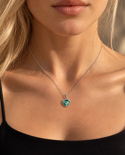 Collier Pendentif Cœur Agate Mousse en Argent 925 - porté par un mannequin, gros plan à la clavicule