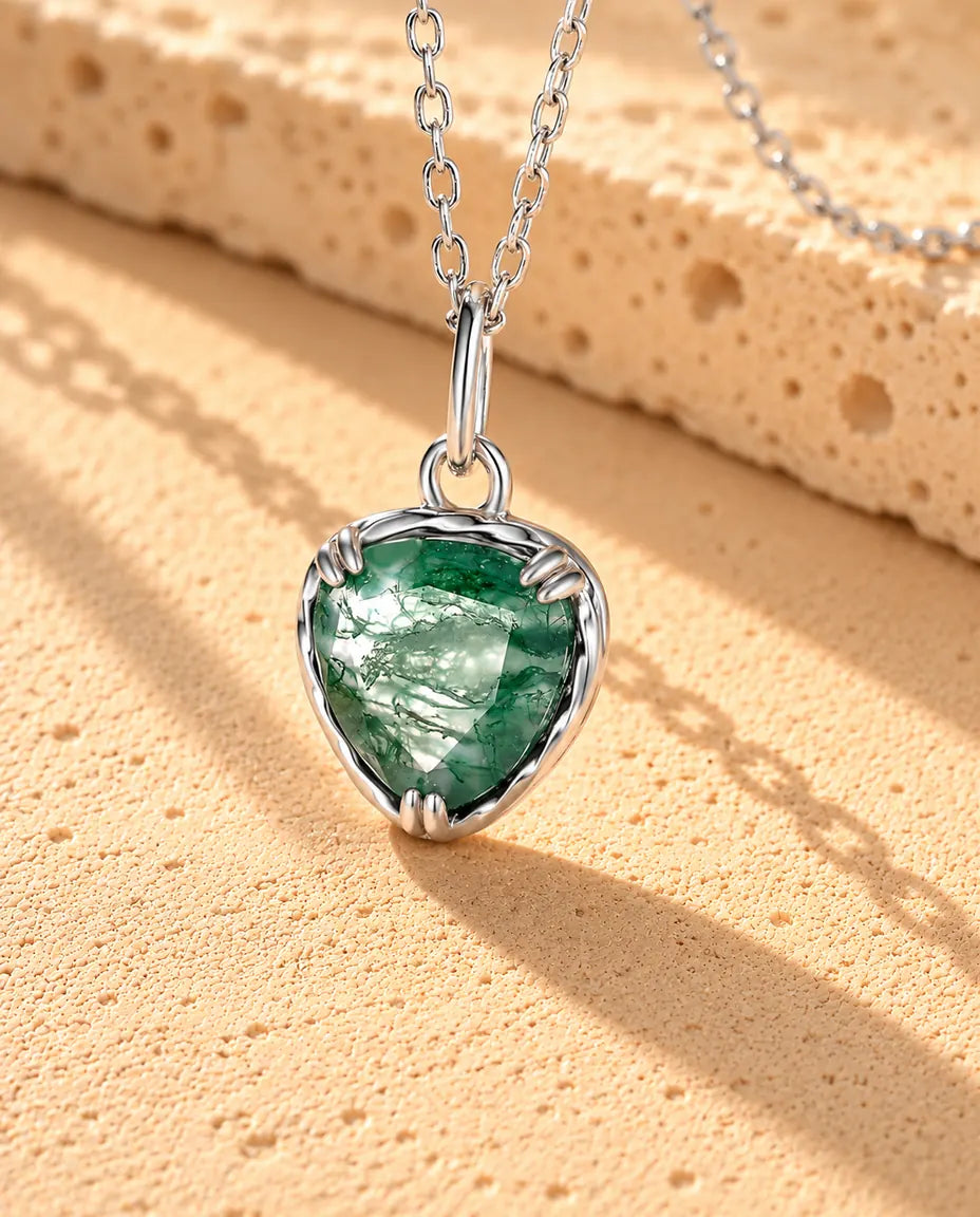 Collier Pendentif Cœur Agate Mousse en Argent 925 - gros plan sur l’agate mousse et son serti