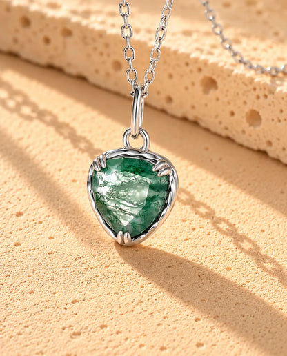 Collier Pendentif Cœur Agate Mousse en Argent 925 - gros plan sur l’agate mousse et son serti