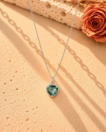 Collier Pendentif Cœur Agate Mousse en Argent 925 - le collier entier posé en long V sur une surface claire texturée