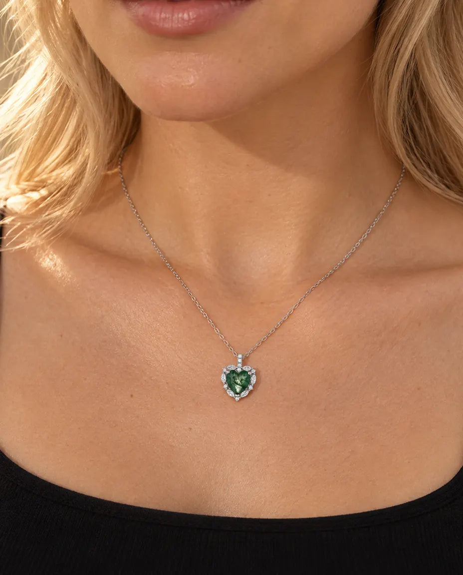 Collier Agate Mousse Cœur Halo en Argent 925 - porté par un mannequin, gros plan à la clavicule