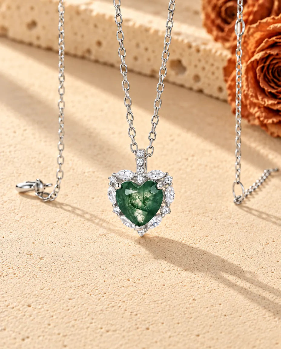 Collier Agate Mousse Cœur Halo en Argent 925 - vu de biais sur une surface claire texturée