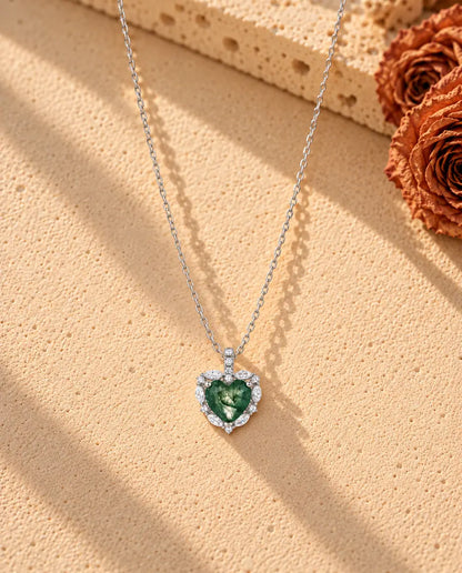 Collier Agate Mousse Cœur Halo en Argent 925 - le collier entier posé en long V sur une surface claire texturée