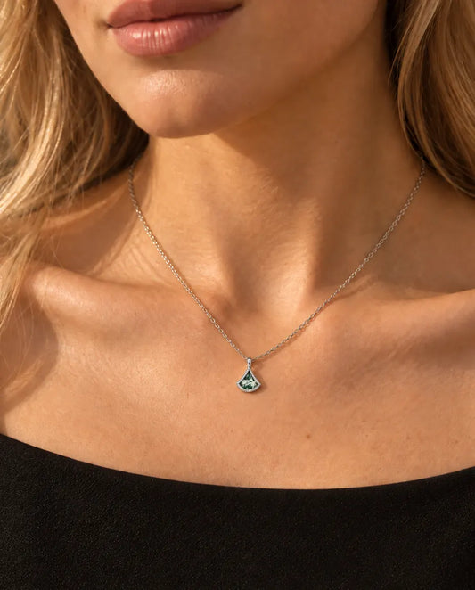 Collier Agate Mousse Éventail en Argent 925 - porté par un mannequin, gros plan à la clavicule