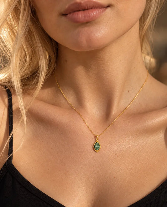 Collier Agate Mousse Goutte en Argent 925 Plaqué Or - porté par un mannequin, gros plan à la clavicule