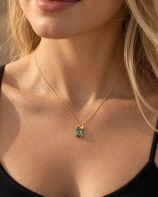 Collier Agate Mousse Goutte en Argent 925 Plaqué Or - porté par un mannequin, gros plan à la clavicule