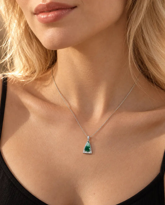 Collier Agate Mousse Triangle en Argent 925 - porté par un mannequin, gros plan à la clavicule