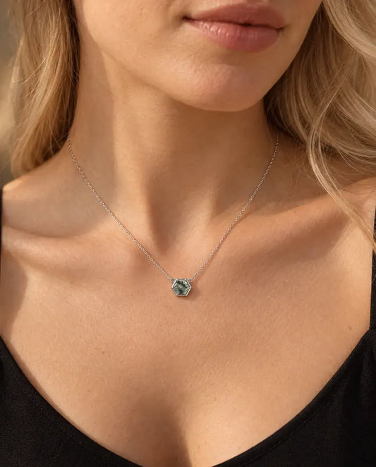 Collier Agate Mousse Hexagonale en Argent 925 - porté par un mannequin, gros plan à la clavicule
