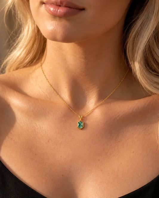 Collier Agate Mousse Hexagonale en Argent 925 Plaqué Or - porté par un mannequin, gros plan à la clavicule