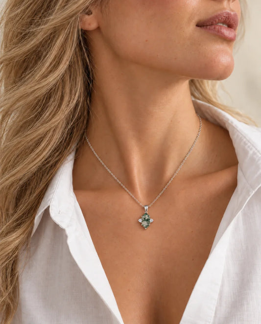 Collier Agate Mousse - porté par un mannequin