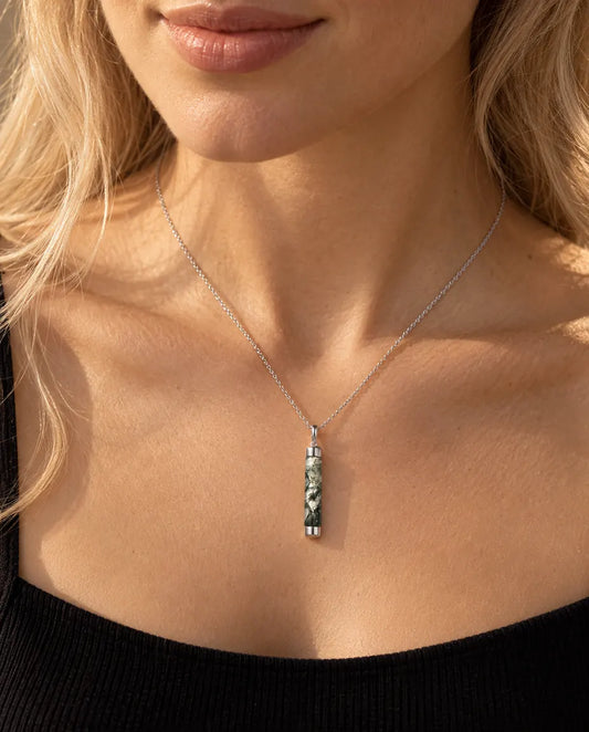 Collier Agate Mousse Long Cylindre en Argent 925 - porté par un mannequin, gros plan à la clavicule
