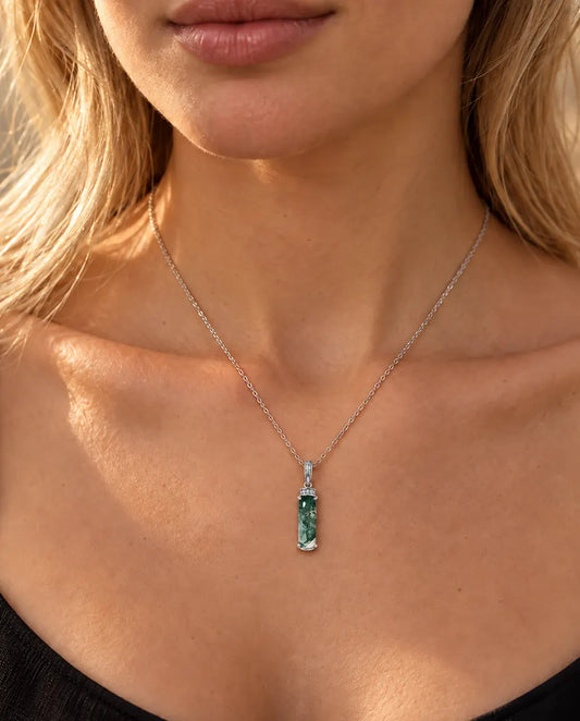 Collier Agate Mousse Longue Barrette en Argent 925 - porté par un mannequin, gros plan à la clavicule