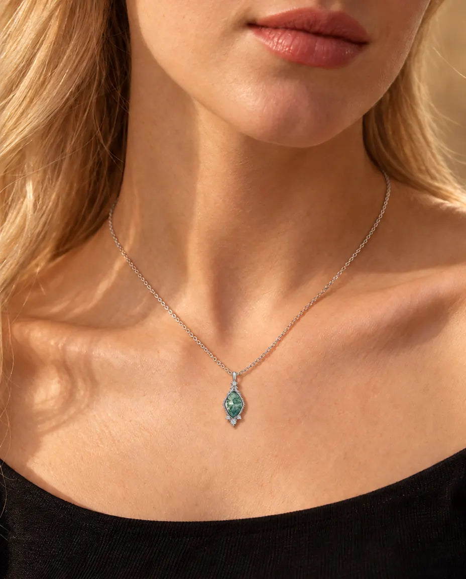 Collier Agate Mousse Losange en Argent 925 - porté par un mannequin, gros plan à la clavicule
