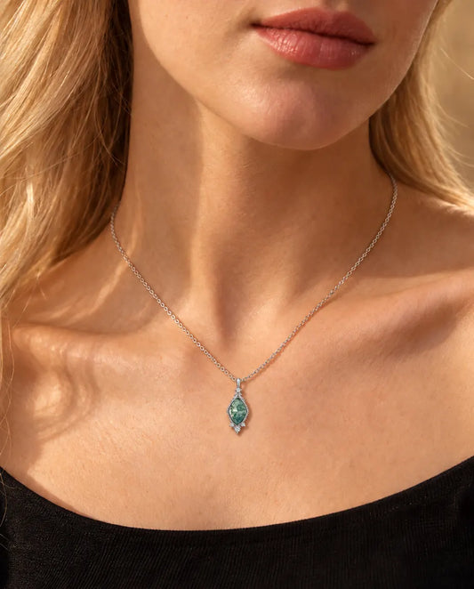 Collier Agate Mousse Losange en Argent 925 - porté par un mannequin, gros plan à la clavicule