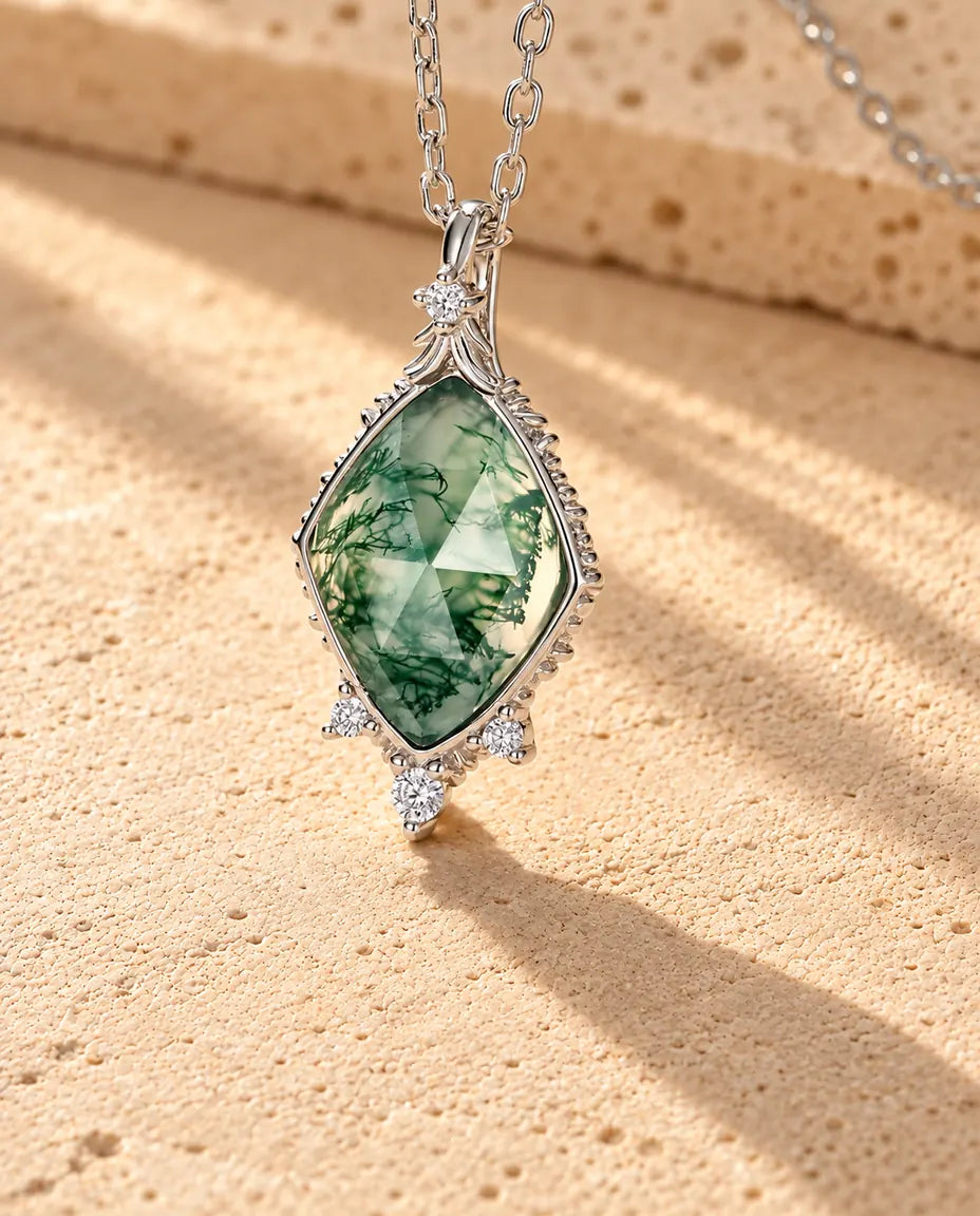 Collier Agate Mousse Losange en Argent 925 - gros plan sur l’agate mousse et son serti