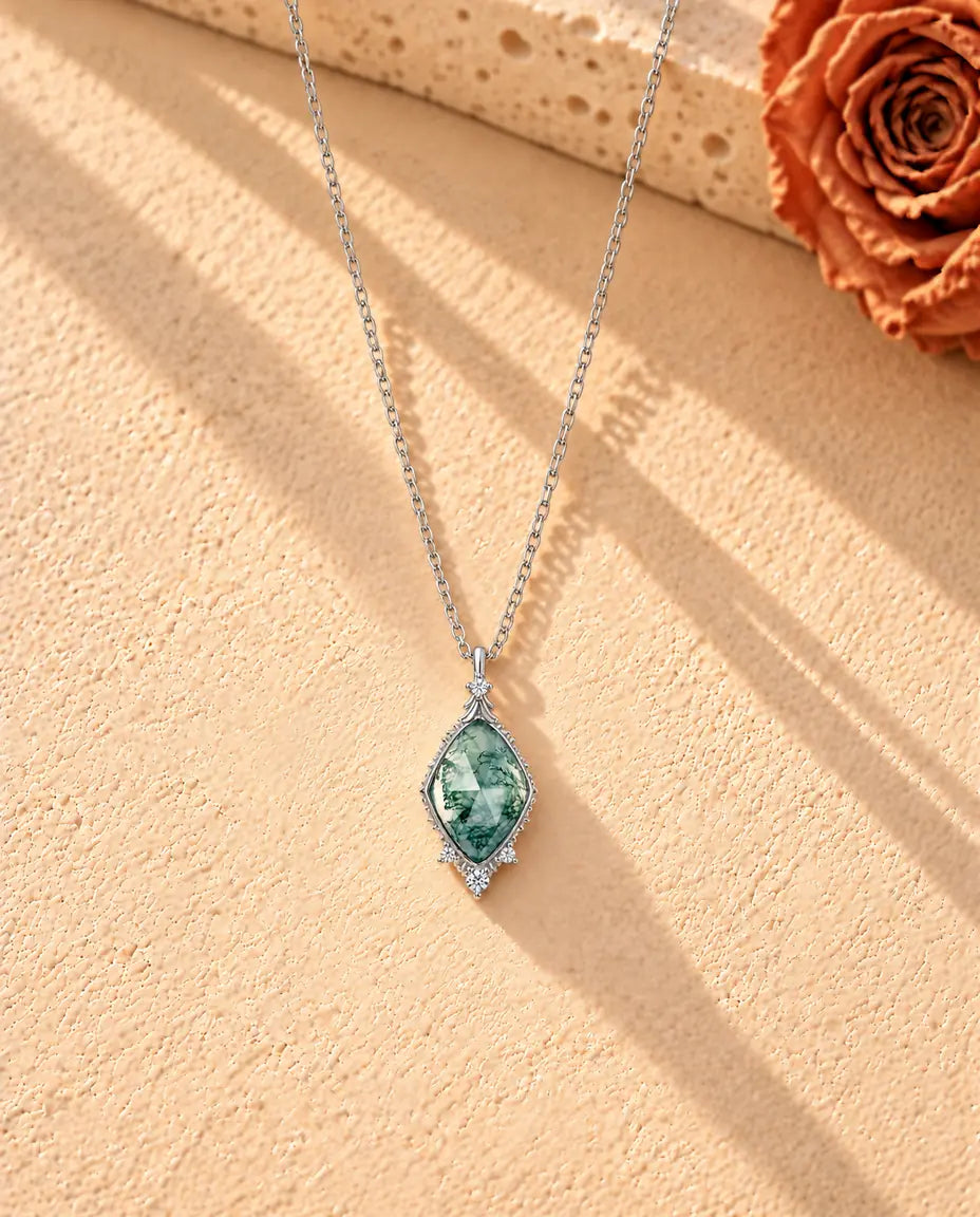 Collier Agate Mousse Losange en Argent 925 - le collier entier posé en long V sur une surface claire texturée