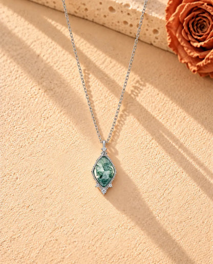 Collier Agate Mousse Losange en Argent 925 - le collier entier posé en long V sur une surface claire texturée