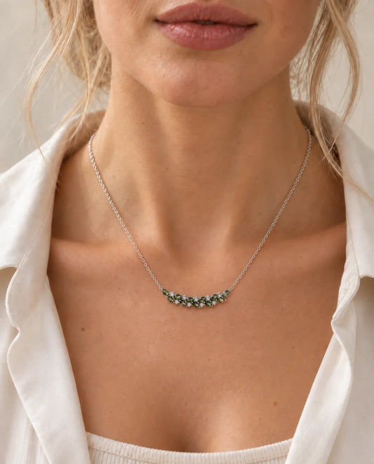 Collier Agate Mousse - porté par un mannequin