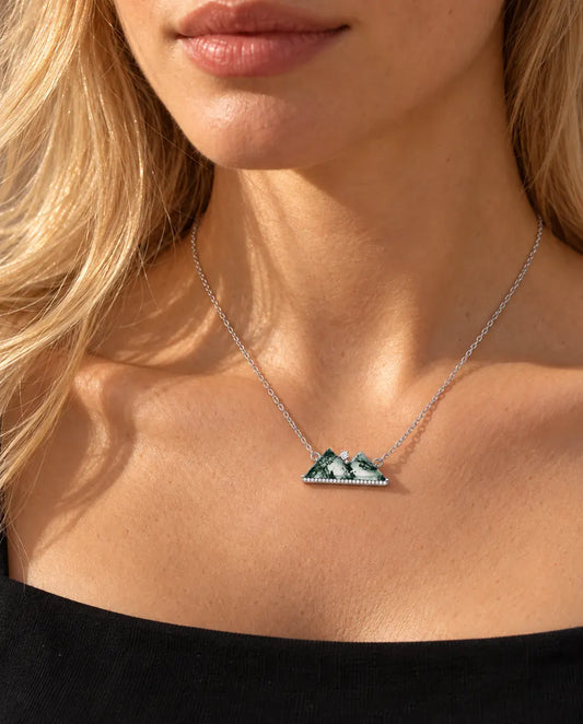 Collier Montagne Agate Mousse en Argent 925 - porté par un mannequin, gros plan à la clavicule