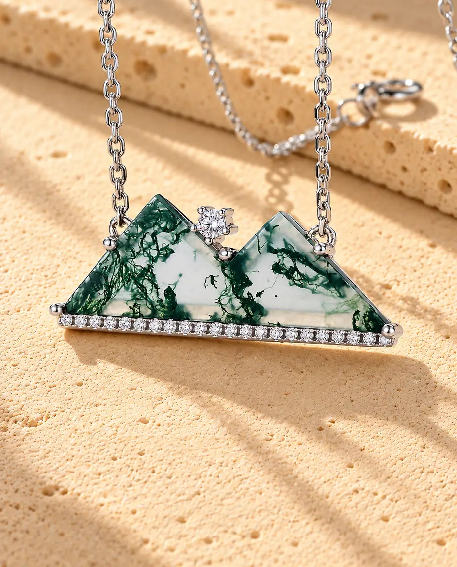 Collier Montagne Agate Mousse en Argent 925 - gros plan sur l’agate mousse et son serti