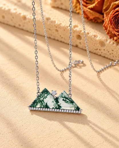 Collier Montagne Agate Mousse en Argent 925 - vu de biais sur une surface claire texturée