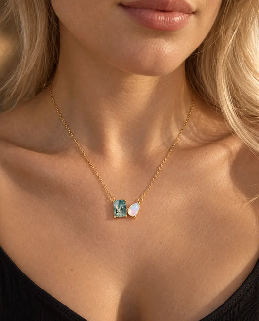 Collier Agate Mousse et Opale en Argent 925 Plaqué Or - porté par un mannequin, gros plan à la clavicule
