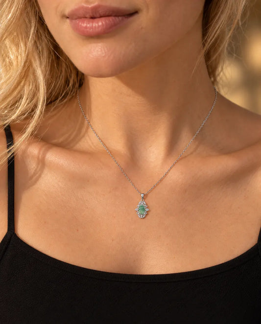 Collier Agate Mousse Ovale en Argent 925 - porté par un mannequin, gros plan à la clavicule