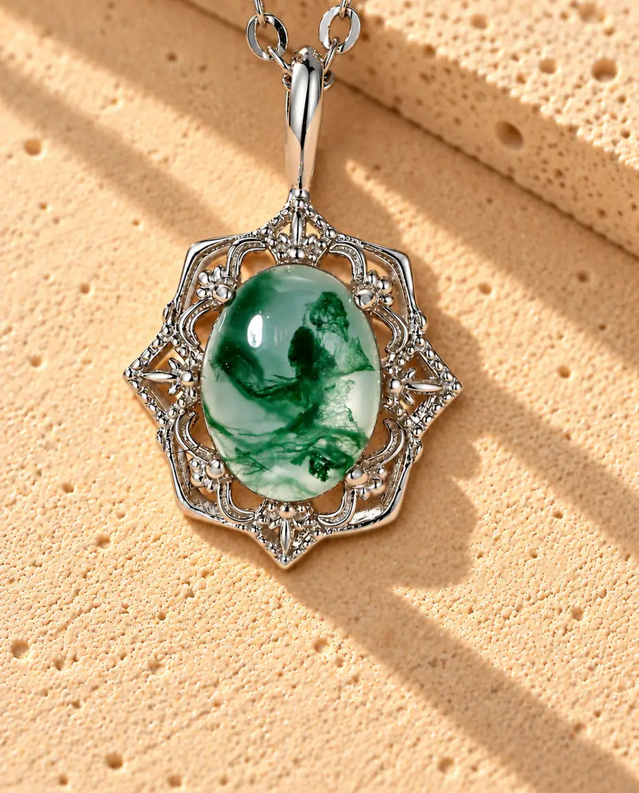 Collier Pendentif Agate Mousse Vintage en Argent 925 - gros plan sur l’agate mousse et son serti