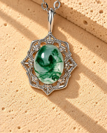 Collier Pendentif Agate Mousse Vintage en Argent 925 - gros plan sur l’agate mousse et son serti