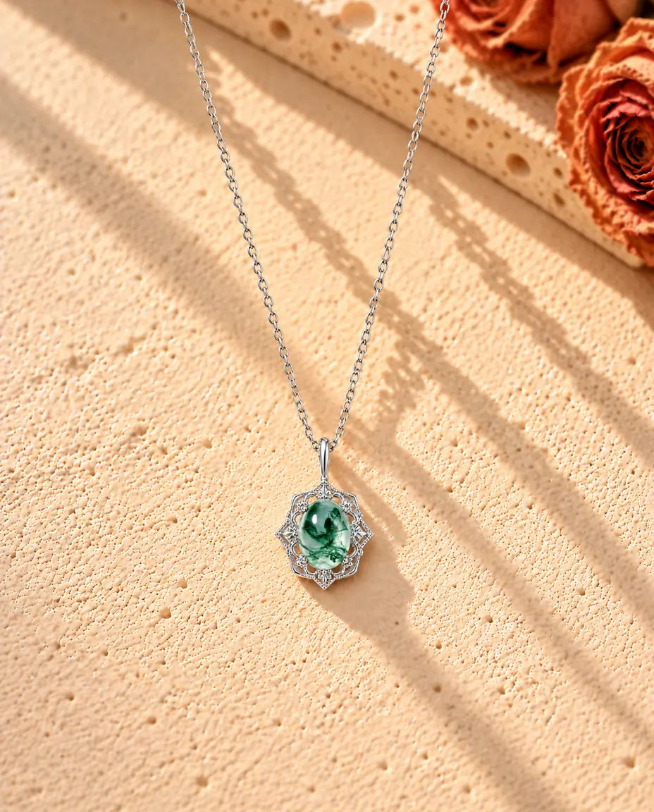 Collier Pendentif Agate Mousse Vintage en Argent 925 - le collier entier posé en long V sur une surface claire texturée