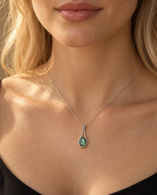 Collier Agate Mousse Ovale en Argent 925 - porté par un mannequin, gros plan à la clavicule
