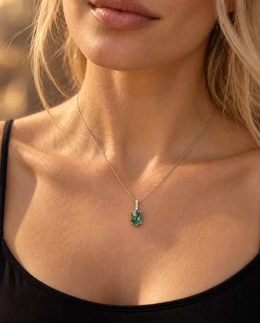 Collier Agate Mousse Pendentif Écusson en Argent 925 - porté par un mannequin, gros plan à la clavicule