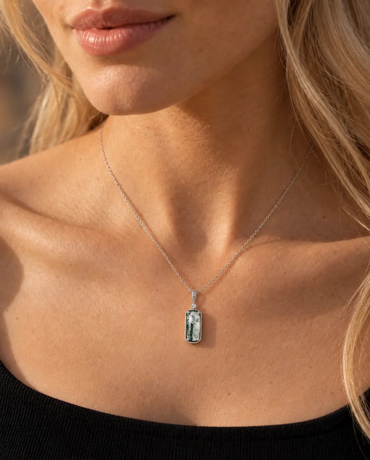 Collier Agate Mousse Pendentif Rectangle en Argent 925 - porté par un mannequin, gros plan à la clavicule