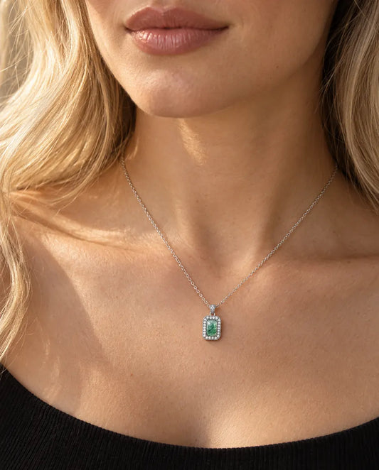 Collier Agate Mousse Halo en Argent 925 - porté par un mannequin, gros plan à la clavicule