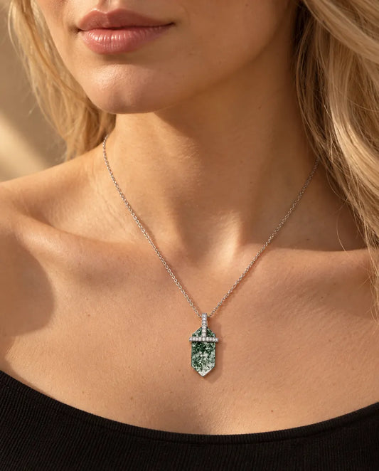 Collier Agate Mousse Hexagonale en Argent 925 - porté par un mannequin, gros plan à la clavicule