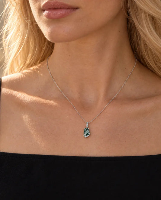 Collier Agate Mousse Forme Libre en Argent 925 - porté par un mannequin, gros plan à la clavicule