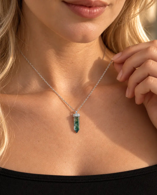 Collier Agate Mousse Pointe en Argent 925 - porté par un mannequin qui tient la chaîne du bout des doigts
