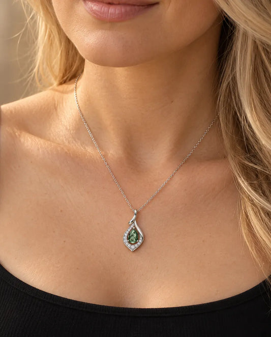 Collier Agate Mousse Poire en Argent 925 - porté par un mannequin, gros plan à la clavicule