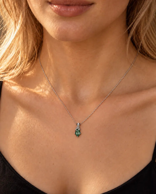 Collier Agate Mousse Serpent en Argent 925 - porté par un mannequin, gros plan à la clavicule